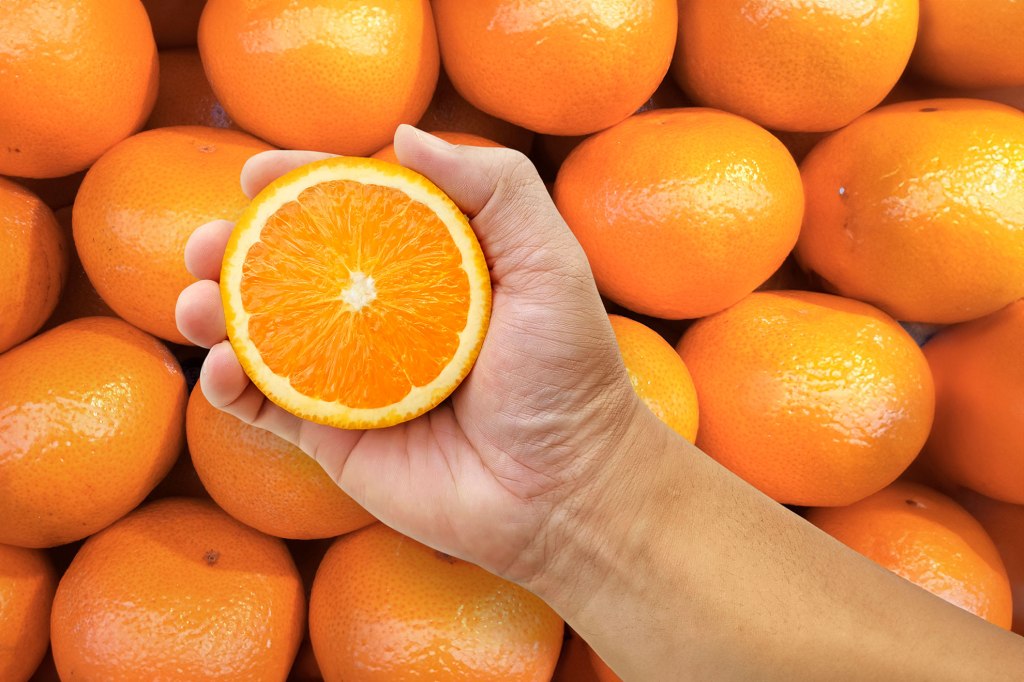 Eating citrus fruit like oranges tied to 20% lower depression&nbsp;risk